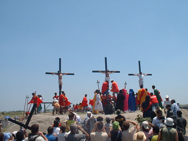 A Filipino community reenacts the crucifixion of Christ. Photo: Baptiste Marcel