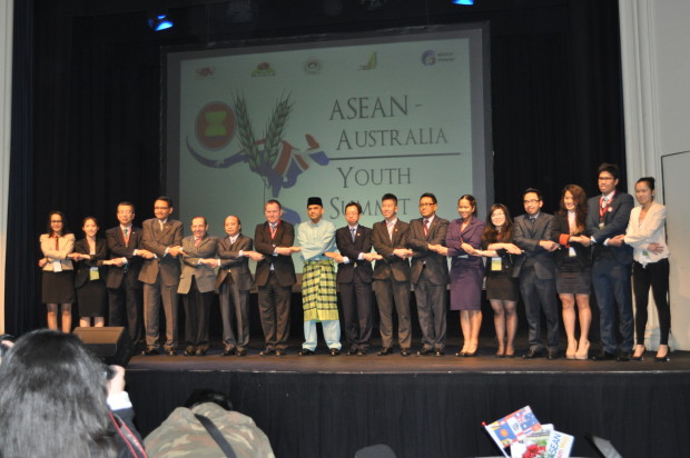 ASEAN youth commitee with VIP guests at the summit